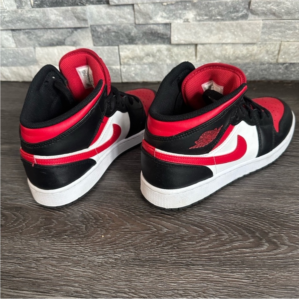 BIG BOYS AIR JORDAN 1 - SIZE 6.5 - Picture 2 of 3